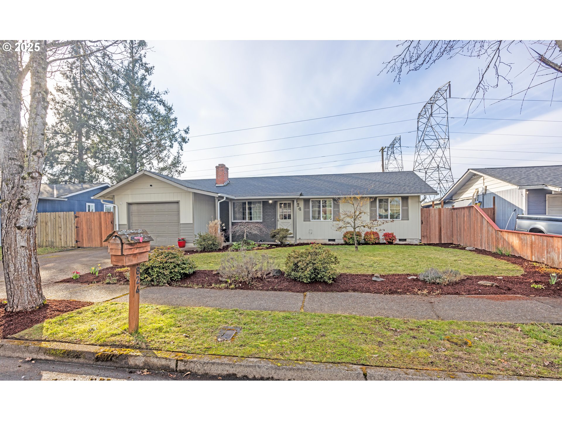 824 56th Street Springfield, OR 97478 - Photo 1 of 31 a front view of a house with a yard