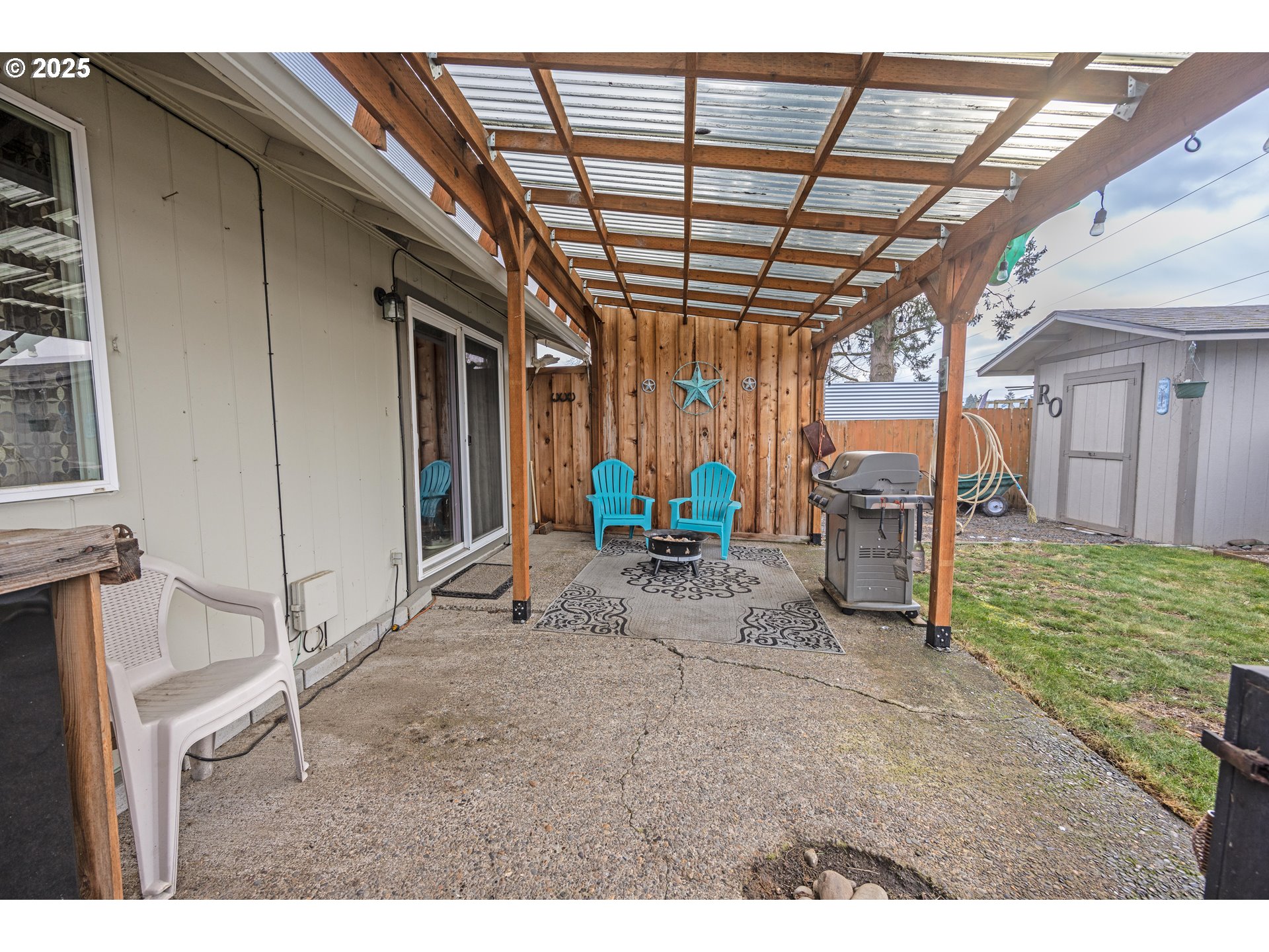 824 56th Street Springfield, OR 97478 - Photo 27 of 31 a view of an entryway with a backyard