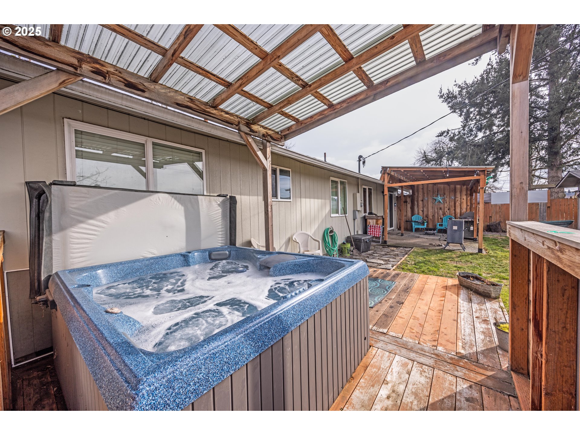 824 56th Street Springfield, OR 97478 - Photo 4 of 31 a view of a backyard that has a table and chairs