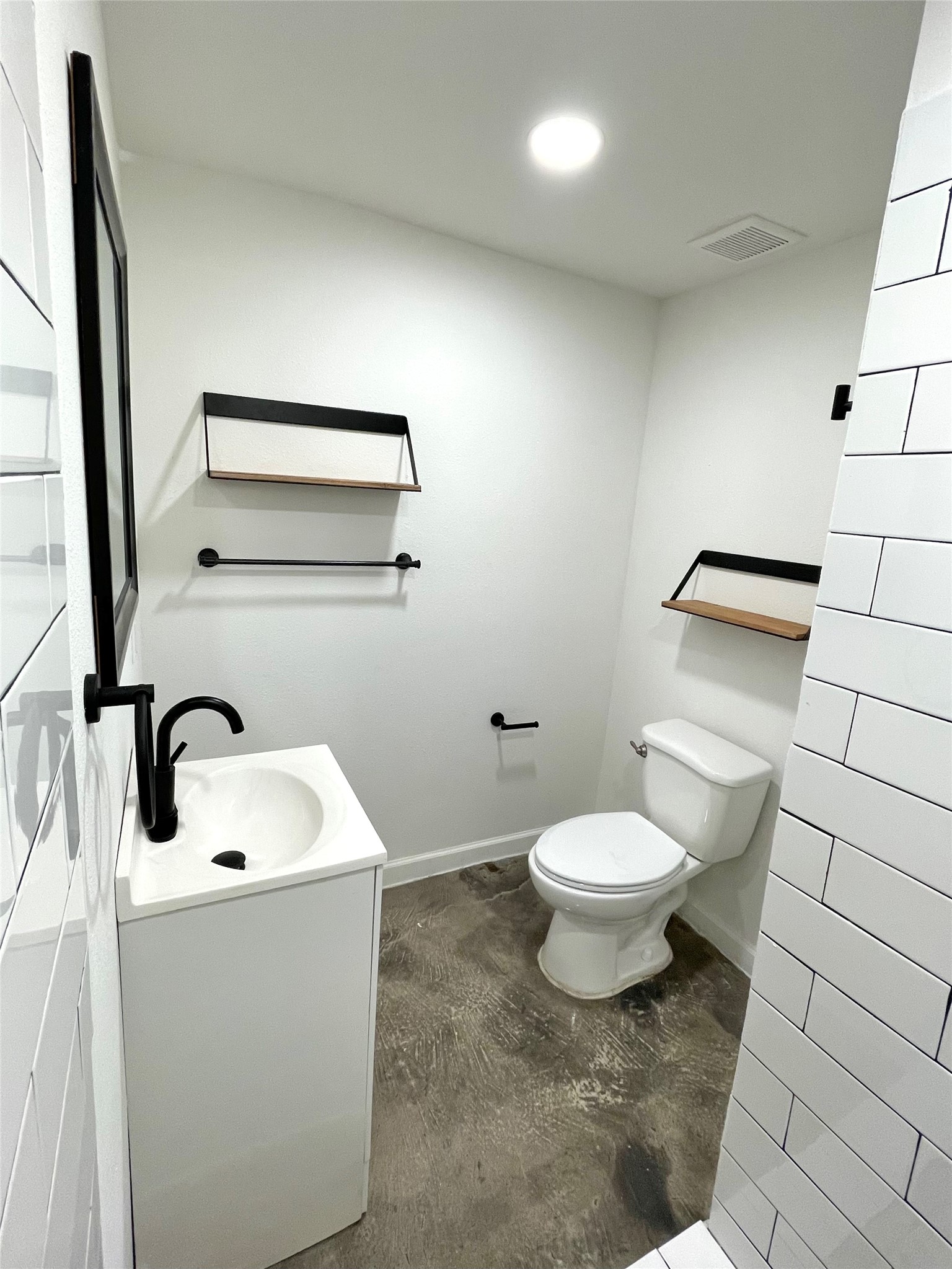 7303 Market Street Houston, TX 77020 - Photo 14 of 18 a bathroom with a toilet sink and mirror