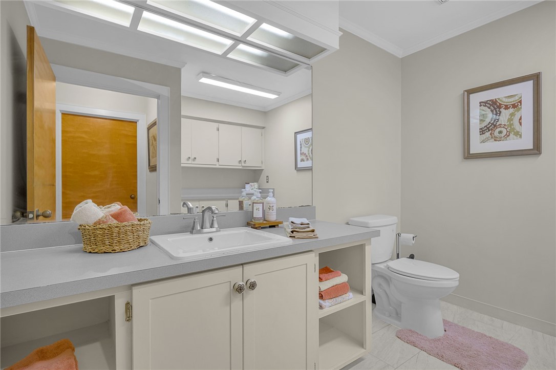 218 Northridge Drive Anderson, SC 29621 - Photo 19 of 50 A pristine full bathroom with ample counter space and well-appointed vanity offers comfort and practicality.
