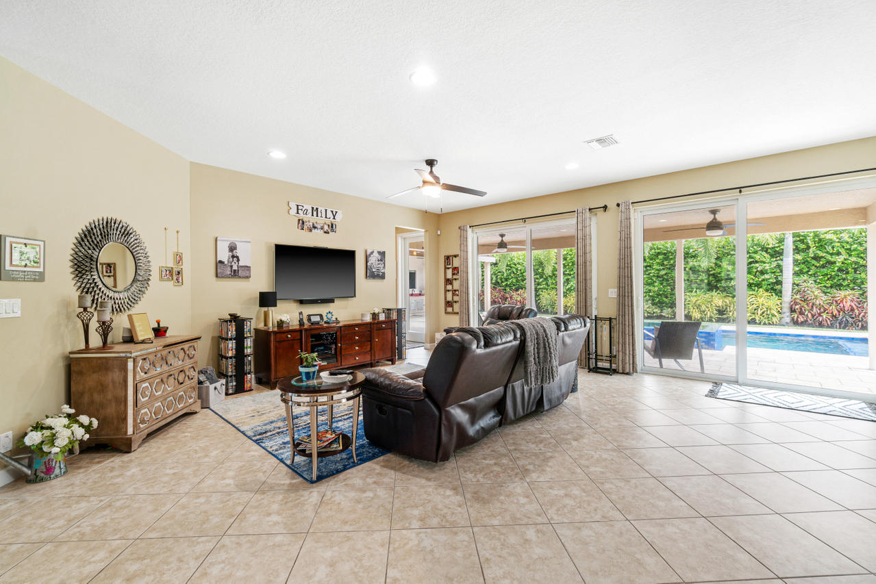 720 Southwest River Bend Circle Stuart, FL 34997 - Photo 12 of 40 Oversized Family Room