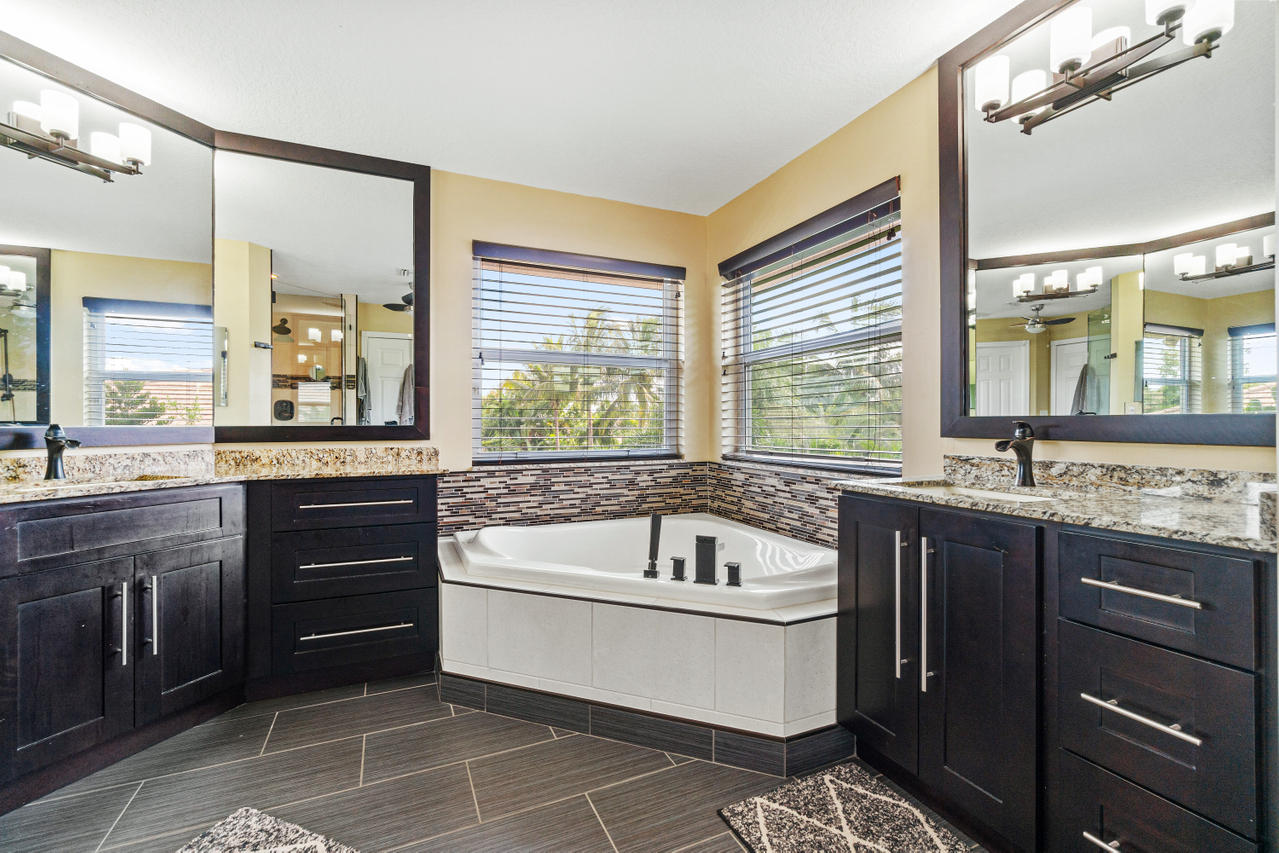 720 Southwest River Bend Circle Stuart, FL 34997 - Photo 25 of 40 Master Bathroom