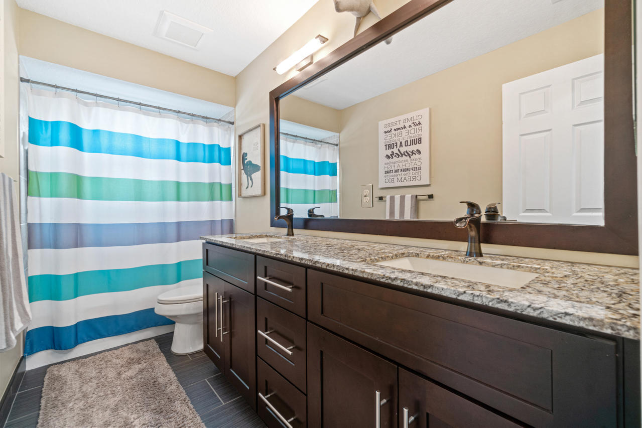 720 Southwest River Bend Circle Stuart, FL 34997 - Photo 29 of 40 2nd Floor Full Bathroom