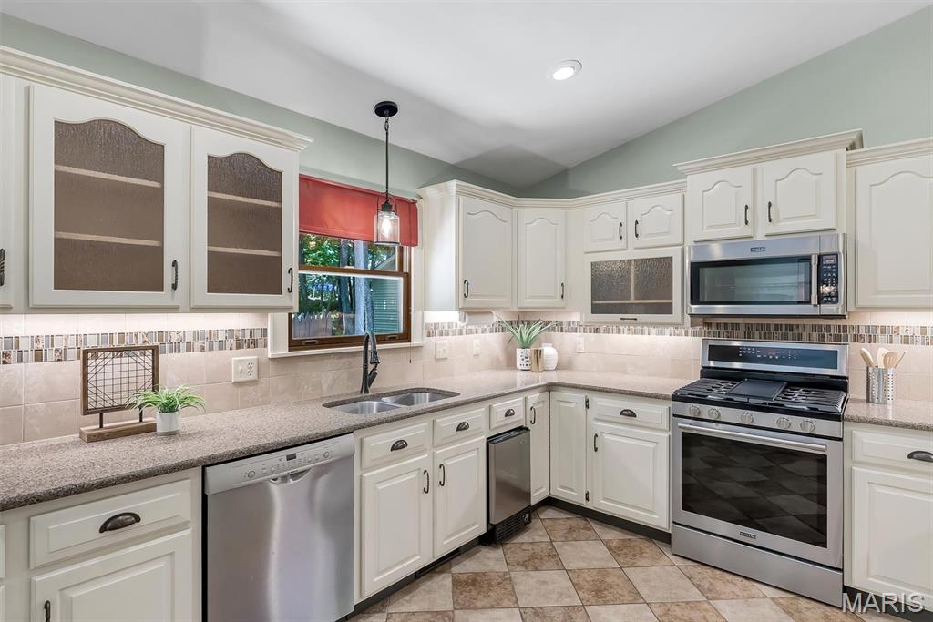2469 Wild Valley Drive High Ridge, MO 63049 - Photo 17 of 51