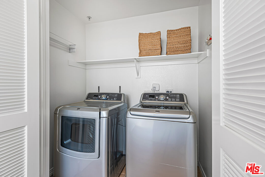 4050 Glencoe Avenue, Unit 414 Marina del Rey, CA 90292 - Photo 21 of 31 a kitchen with a stove and a refrigerator
