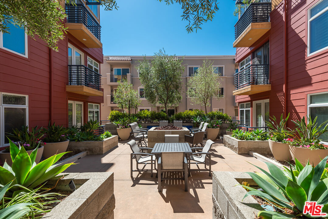 4050 Glencoe Avenue, Unit 414 Marina del Rey, CA 90292 - Photo 29 of 31 a view of a patio with plants and table and chairs in patio