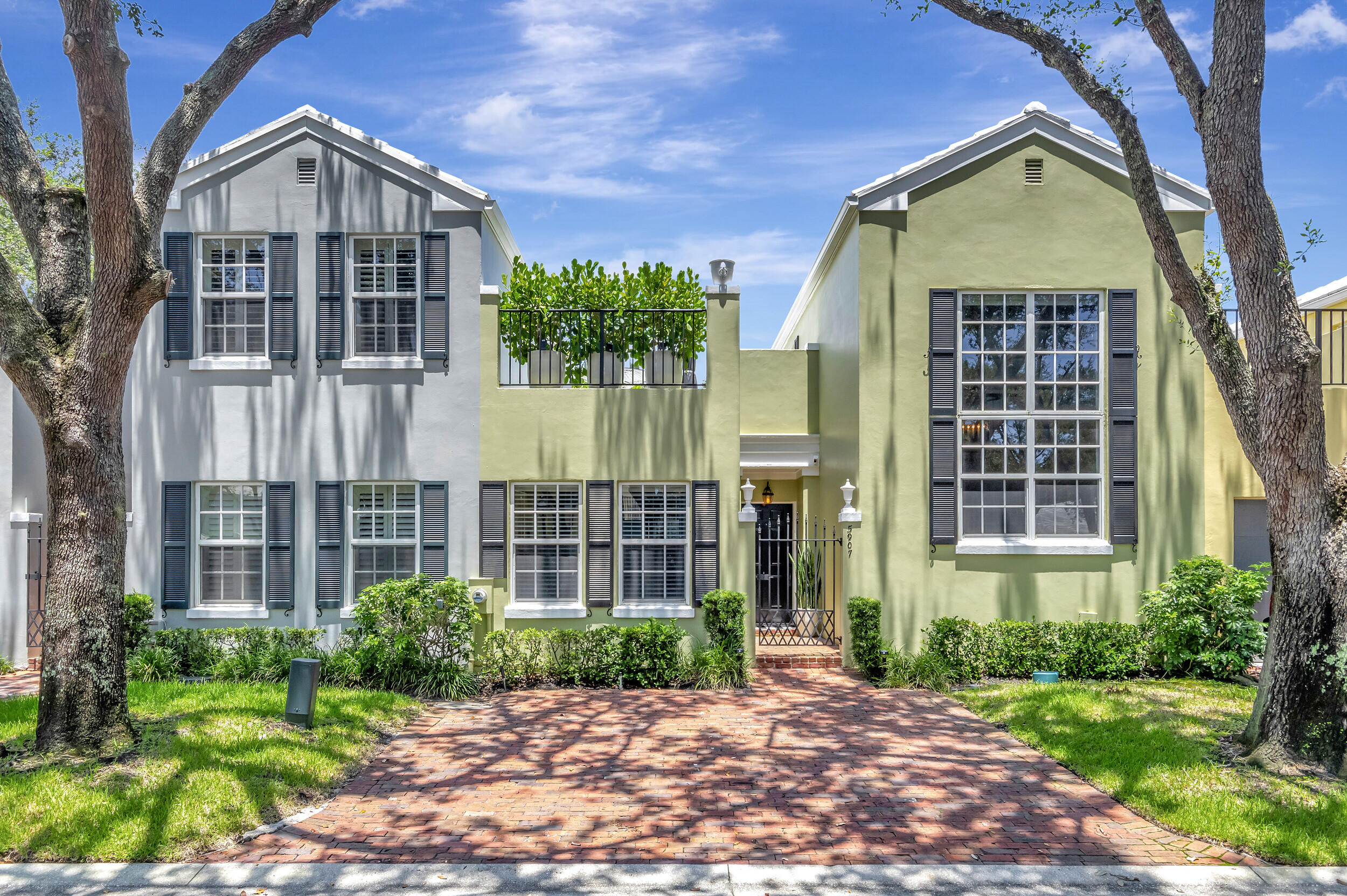 FRONT VIEW OF PROPERTY