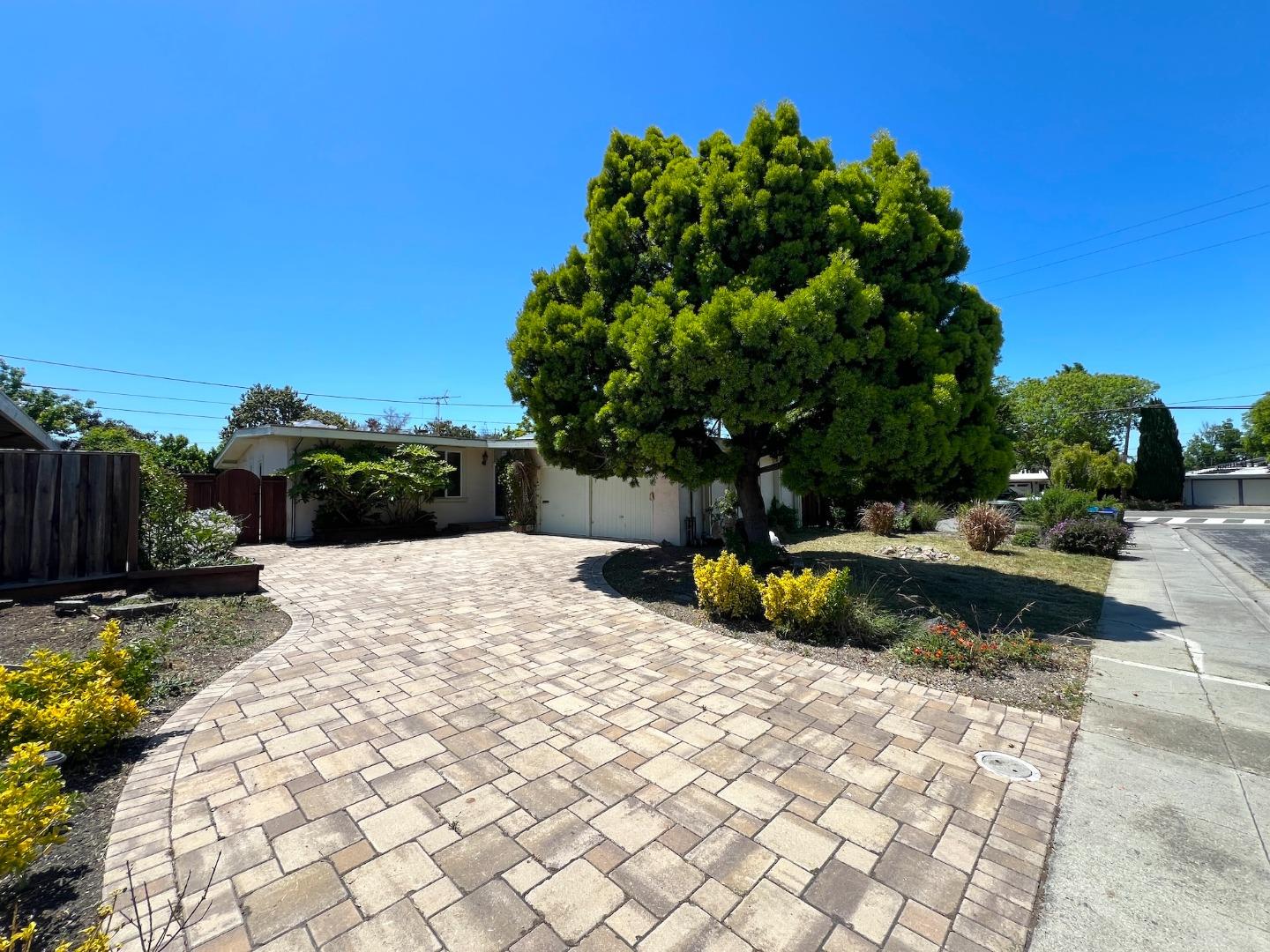 183 Thompson Square Mountain View, CA 94043 - Photo 2 of 28