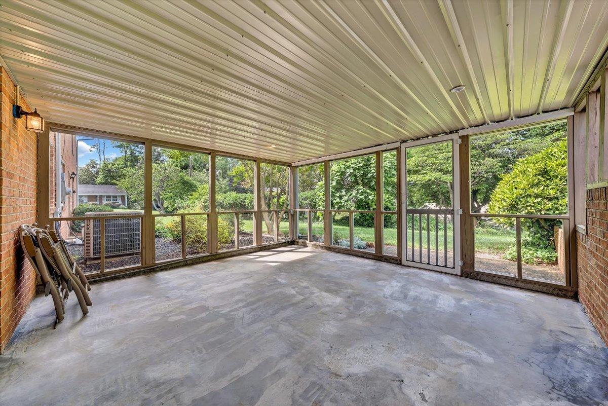 3123 Harmony Road Roanoke, VA 24018 - Photo 12 of 39 Screened room