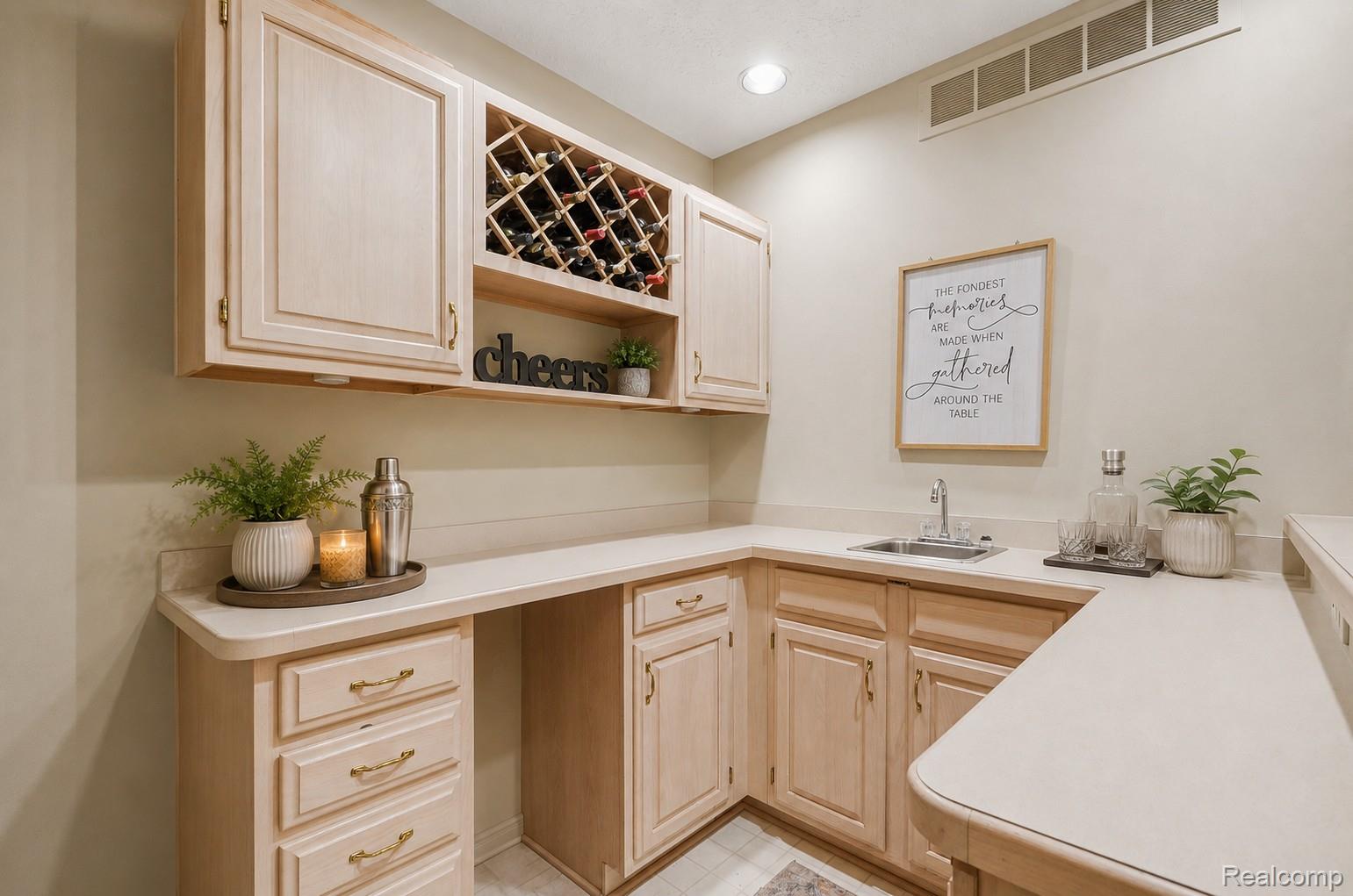 6638 Ridgeview Drive Clarkston, MI 48346 - Photo 17 of 28 kitchenette/wetbar area