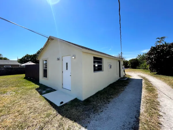 $2,000 | 3901 Lakewood Road, Unit A, Palm Springs, FL 33461