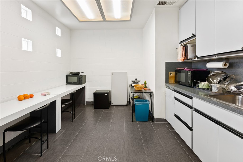 3268 Motor Avenue Los Angeles, CA 90034 - Photo 21 of 22 a kitchen with stainless steel appliances a stove and a refrigerator