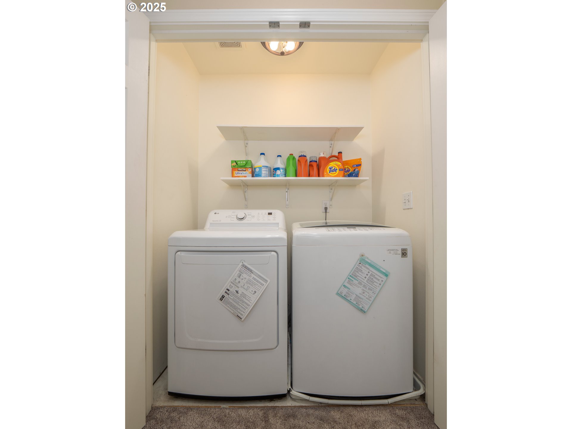 121 Burl Street Newberg, OR 97132 - Photo 30 of 48 a utility room with dryer and washer