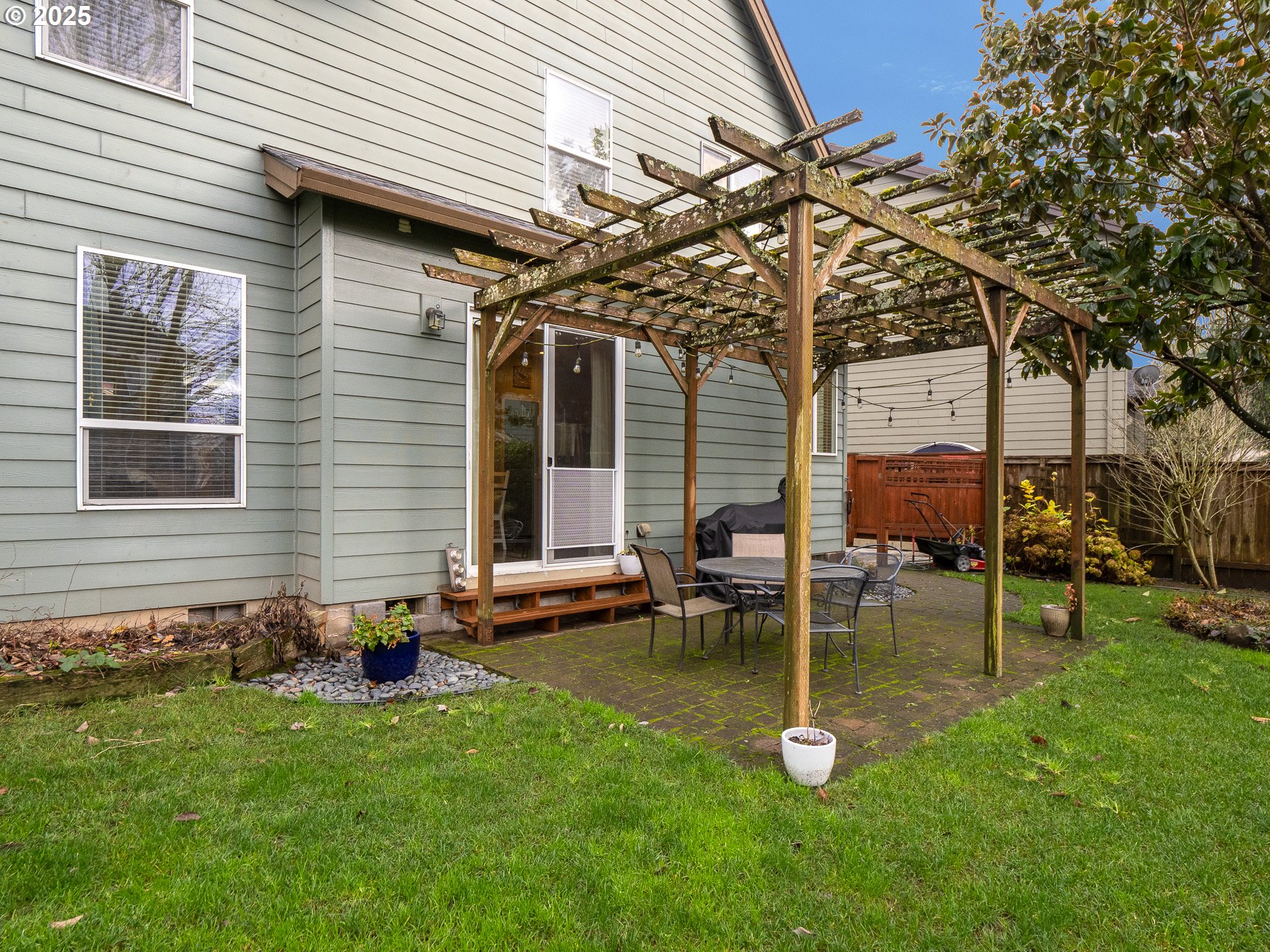 121 Burl Street Newberg, OR 97132 - Photo 32 of 48 a backyard of a house with table and chairs