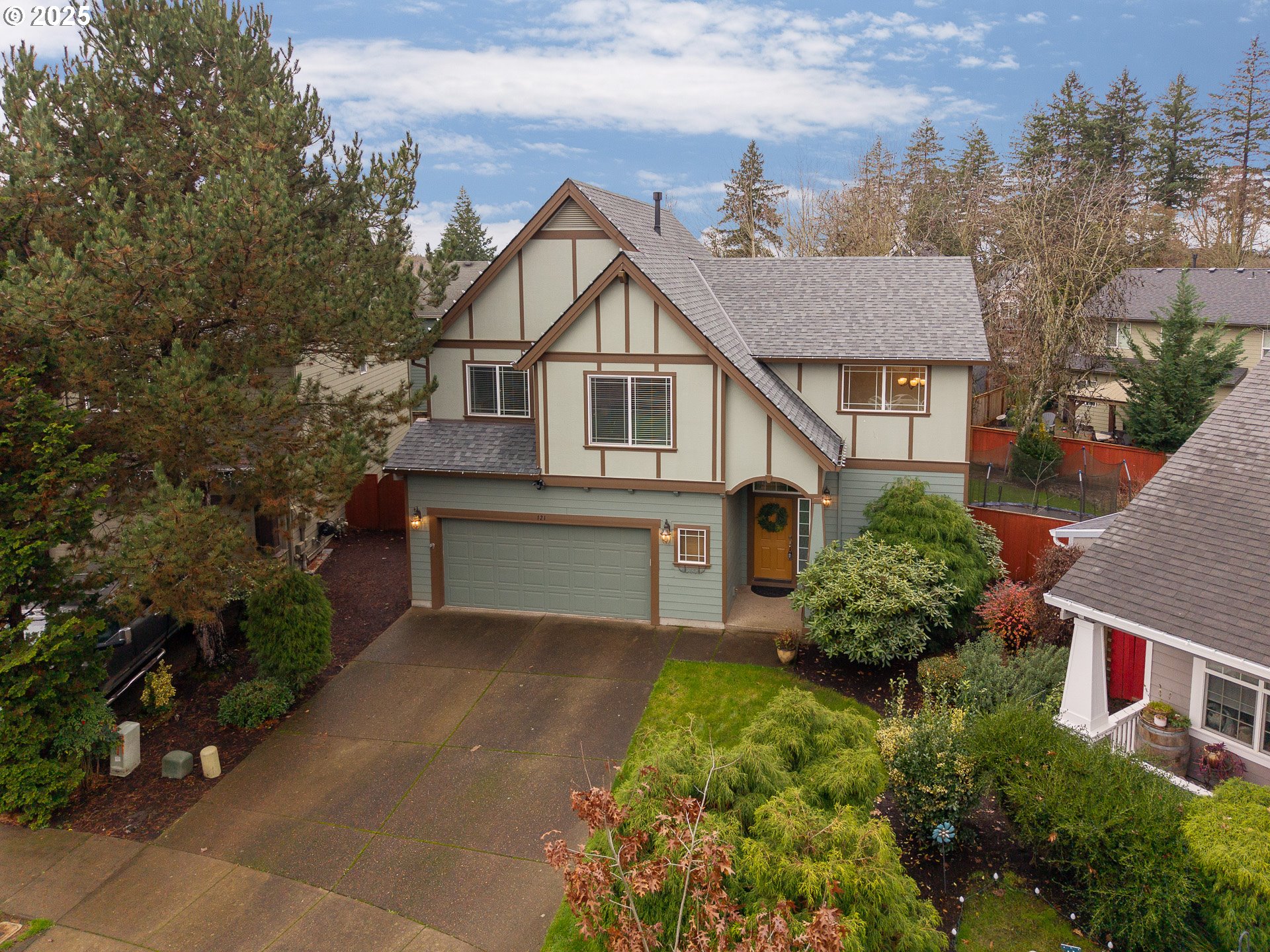121 Burl Street Newberg, OR 97132 - Photo 39 of 48 front view of a house with a yard