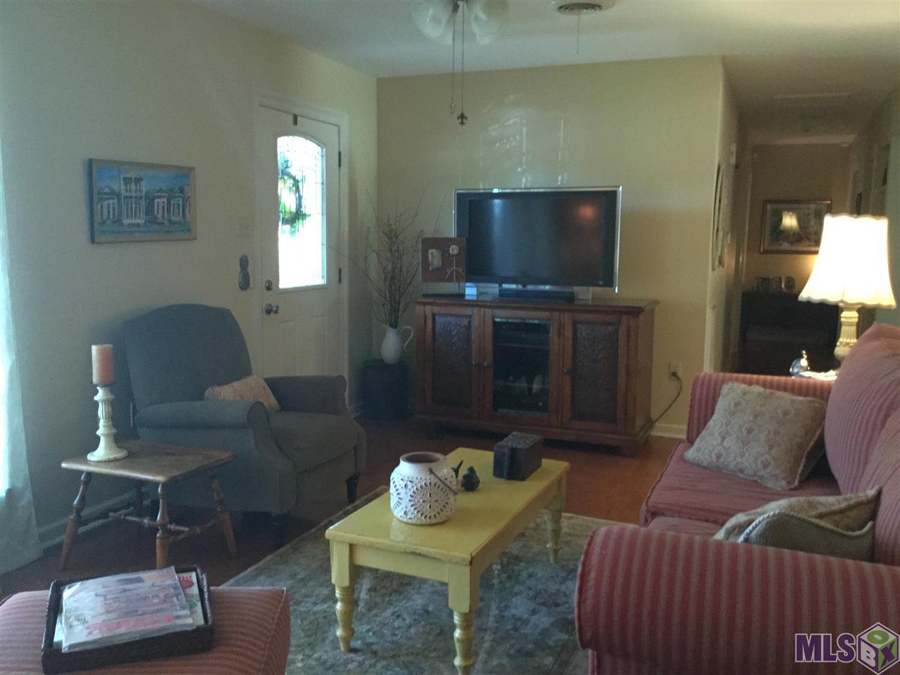 9478 Wesson Street Baton Rouge, LA 70816 - Photo 2 of 10 Living room