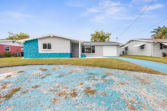 a view of a house with a backyard