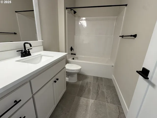 $879,940 | 14198 Southeast Iseli Lane, Clackamas, OR 97015