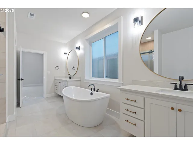 $879,940 | 14198 Southeast Iseli Lane, Clackamas, OR 97015