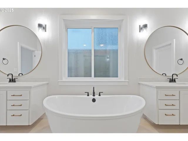 $879,940 | 14198 Southeast Iseli Lane, Clackamas, OR 97015