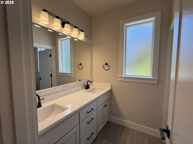 $879,940 | 14198 Southeast Iseli Lane, Clackamas, OR 97015