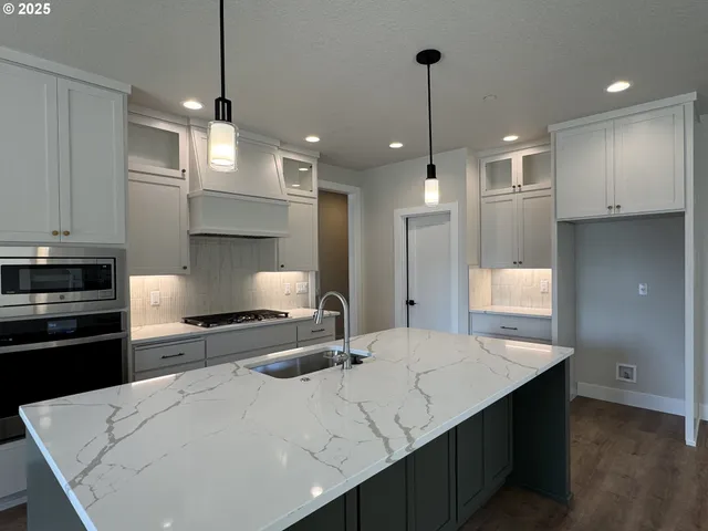 $879,940 | 14198 Southeast Iseli Lane, Clackamas, OR 97015