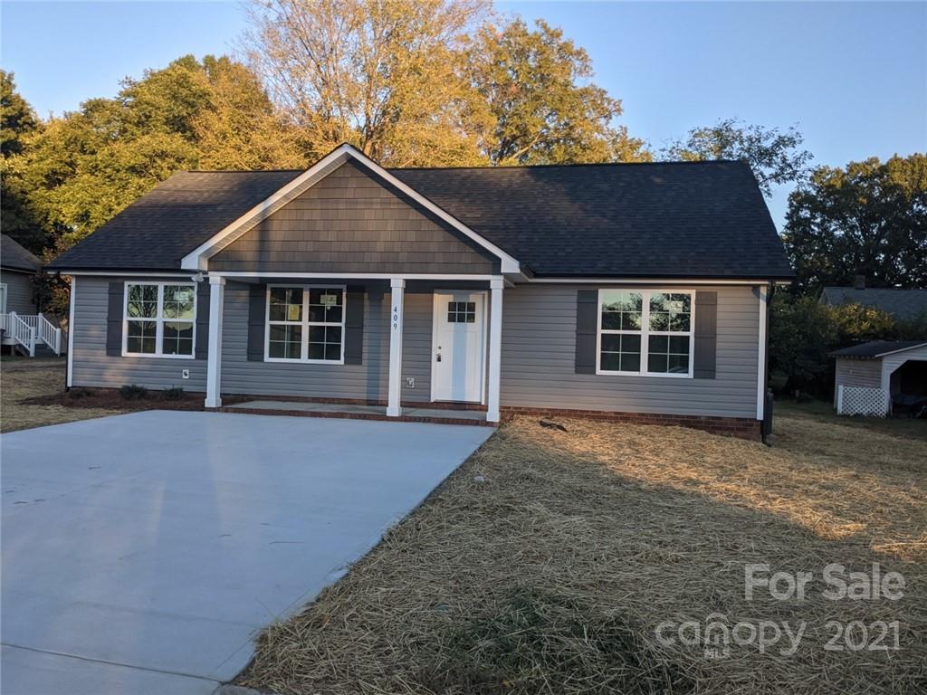 409 South Ridge Avenue Kannapolis, NC 28083 - Photo 2 of 13 a view of a house with a yard