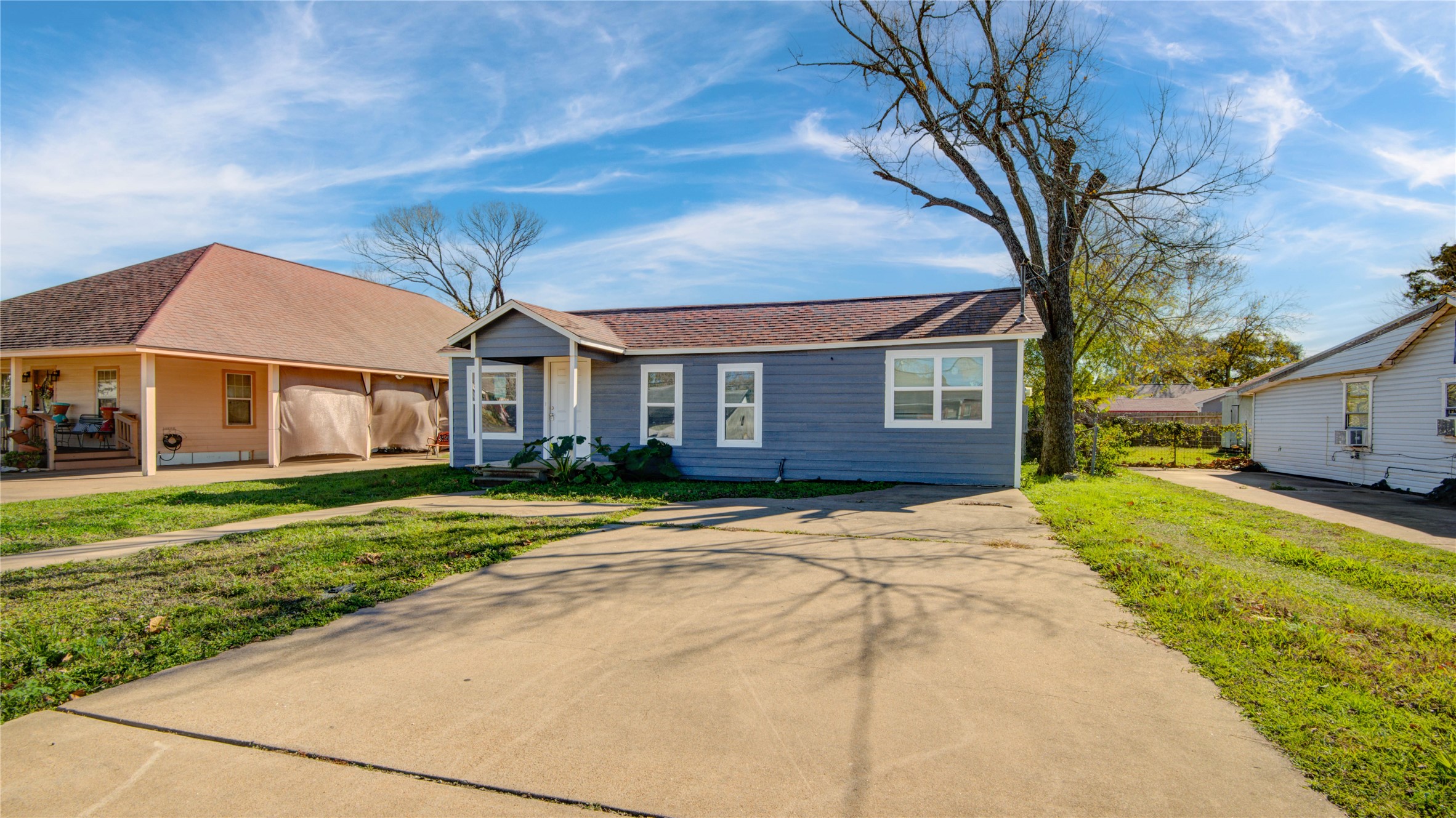 207 East Bernard Street Clute, TX 77531 - Photo 3 of 25 a front view of a house with a yard