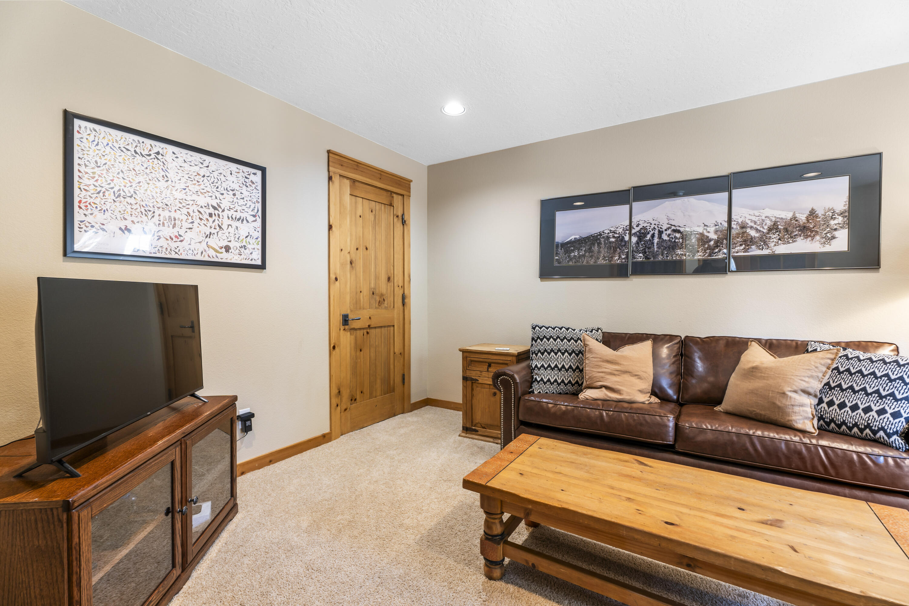 18189 Oregon Loop, Unit 5 Sunriver, OR 97707 - Photo 23 of 41 Bedroom #2 - Downstairs Flex Space