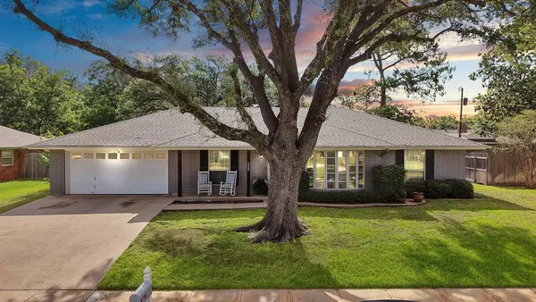 $395,000 | 1615 Cresthaven Drive, Pantego, TX 76013