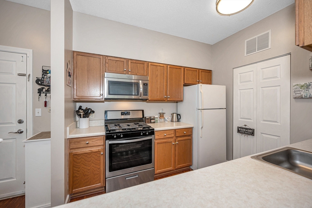 21 Hampshire Road, Unit 215 Methuen, MA 01844 - Photo 12 of 36