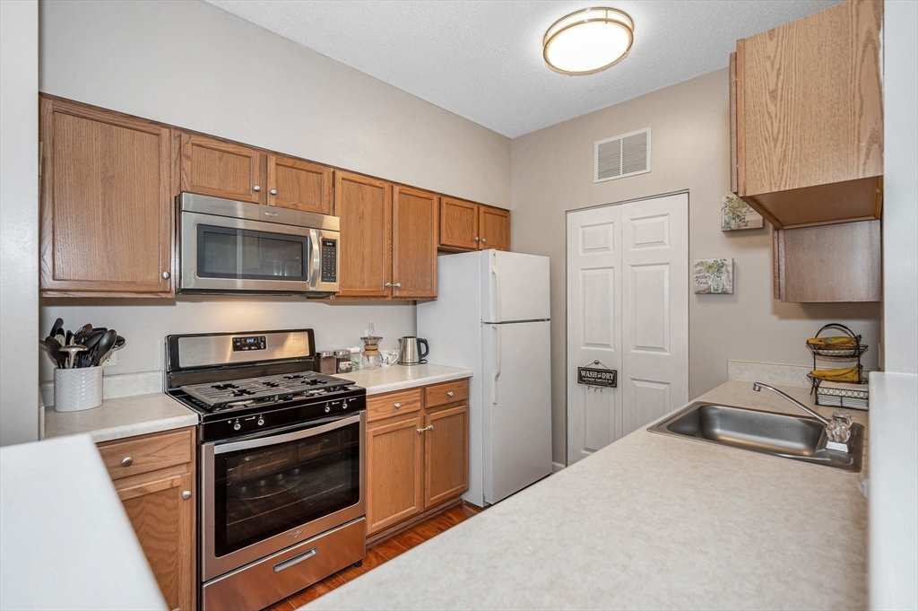 21 Hampshire Road, Unit 215 Methuen, MA 01844 - Photo 13 of 36