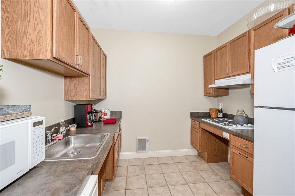 21 Hampshire Road, Unit 215 Methuen, MA 01844 - Photo 31 of 36