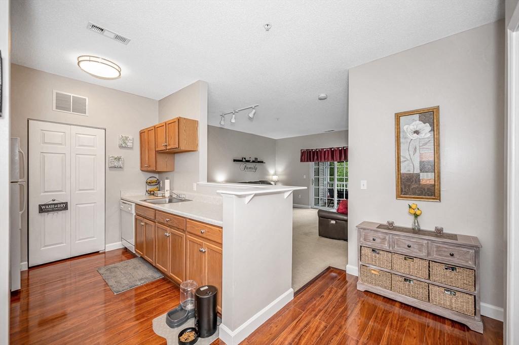 21 Hampshire Road, Unit 215 Methuen, MA 01844 - Photo 8 of 36