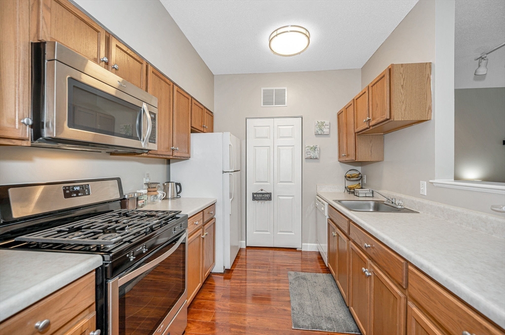 21 Hampshire Road, Unit 215 Methuen, MA 01844 - Photo 9 of 36