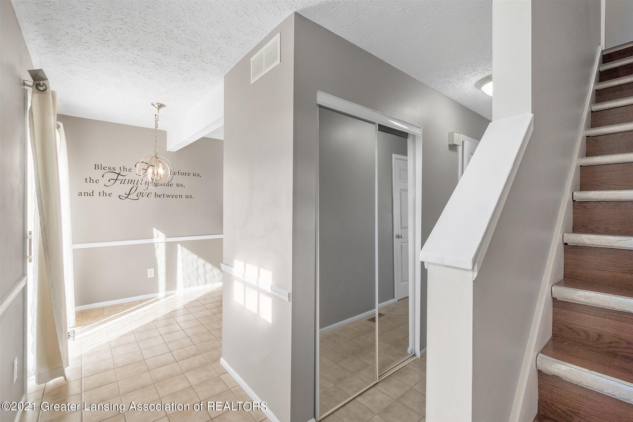 860 Armstrong Road, Unit 5 Lansing, MI 48911 - Photo 7 of 35 ENTRY WAY