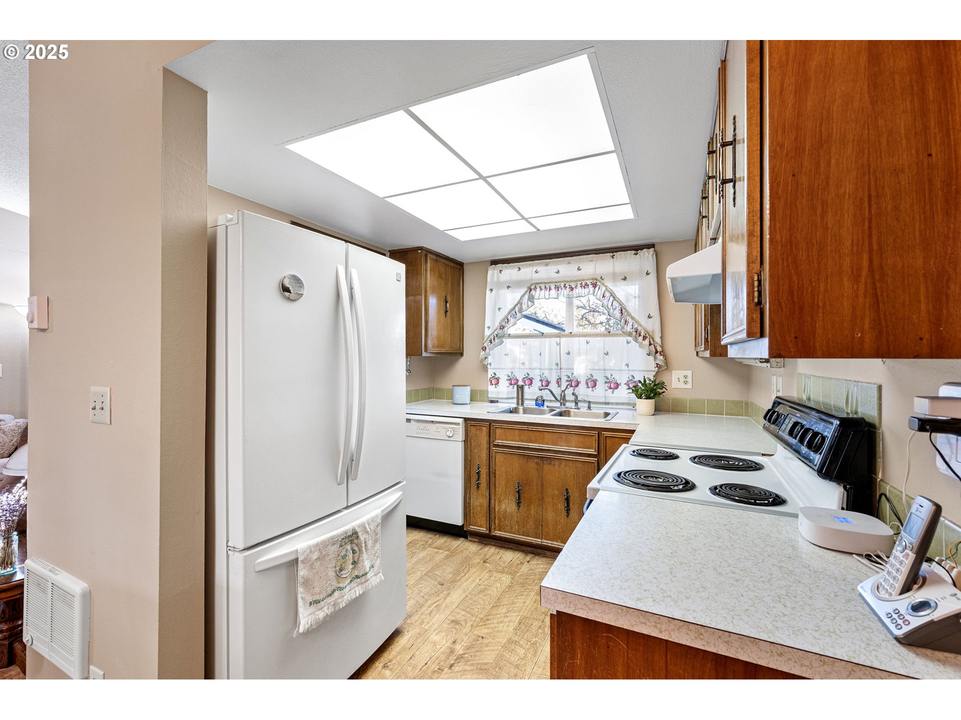 1925 Harvard Drive Eugene, OR 97405 - Photo 12 of 37 Kitchen