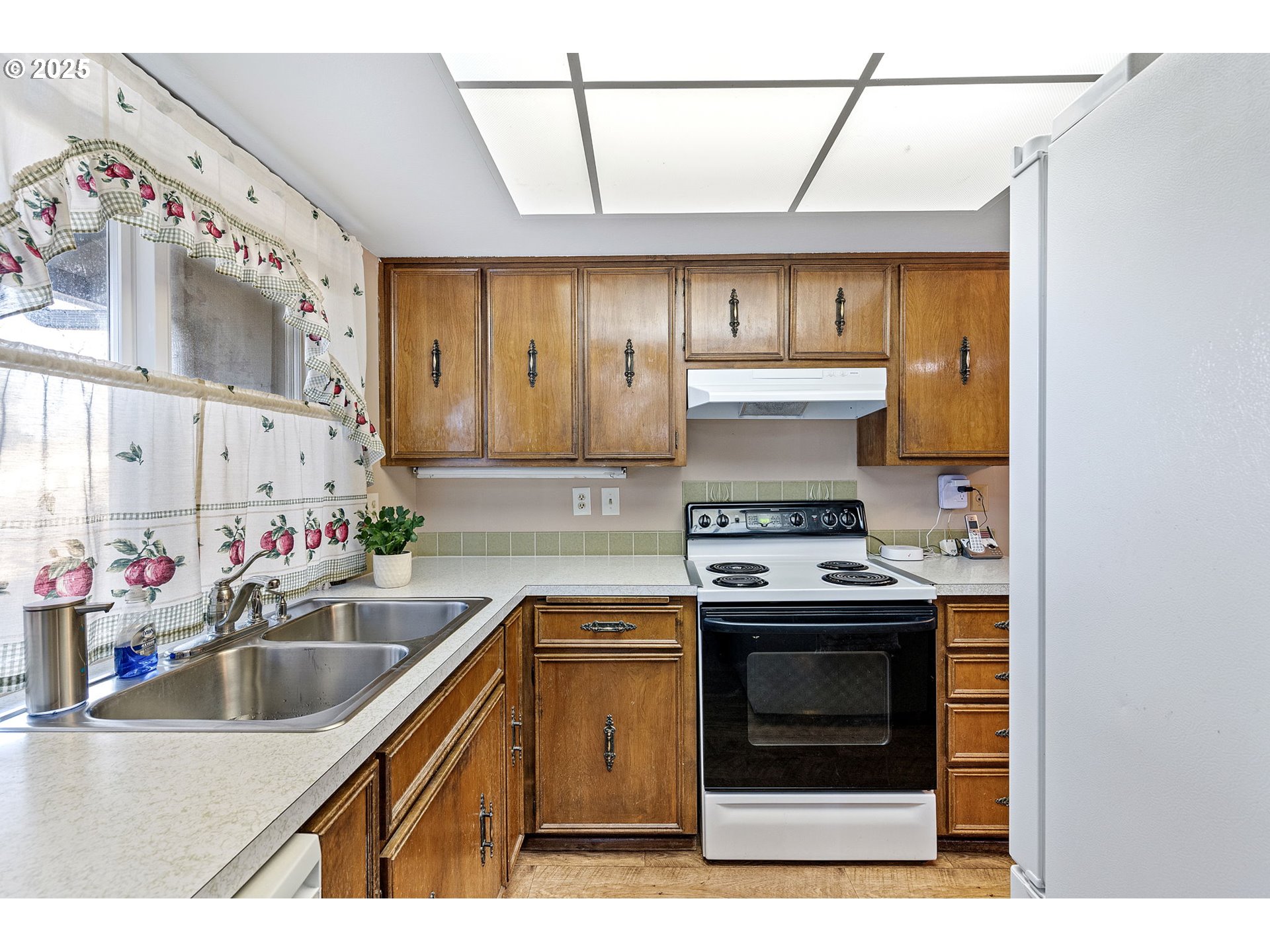 1925 Harvard Drive Eugene, OR 97405 - Photo 14 of 37 Kitchen