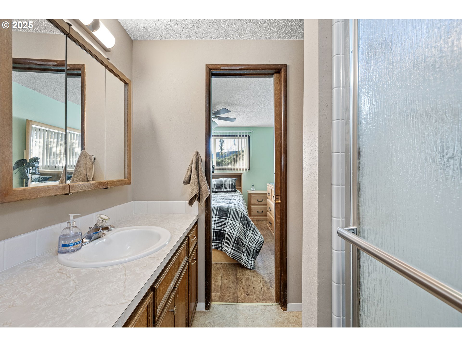 1925 Harvard Drive Eugene, OR 97405 - Photo 21 of 37 Bathroom, Attached
