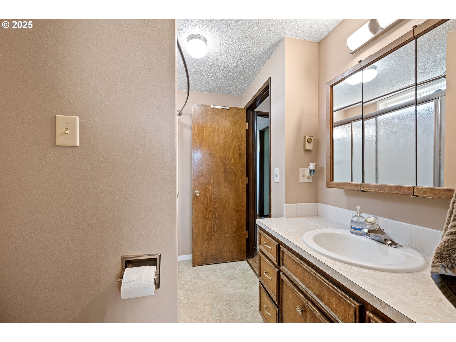1925 Harvard Drive Eugene, OR 97405 - Photo 26 of 37 Bathroom, Attached