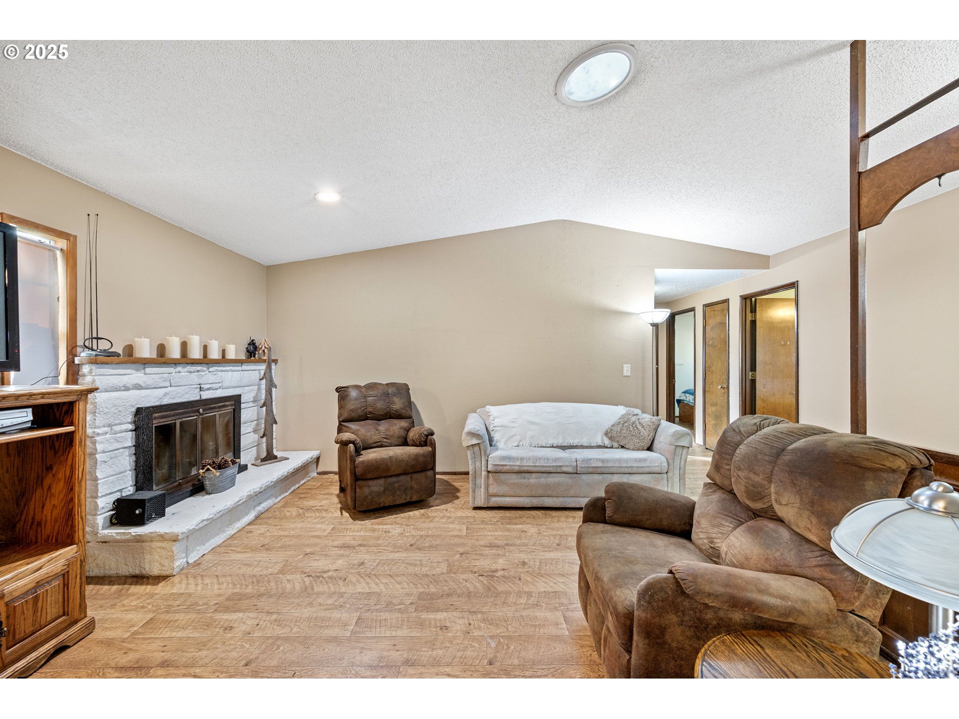 1925 Harvard Drive Eugene, OR 97405 - Photo 6 of 37 Living Room