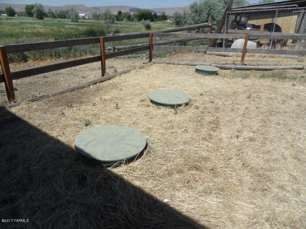 2708 Birchfield Road Yakima, WA 98901 - Photo 13 of 13 a view of a swimming pool with a yard