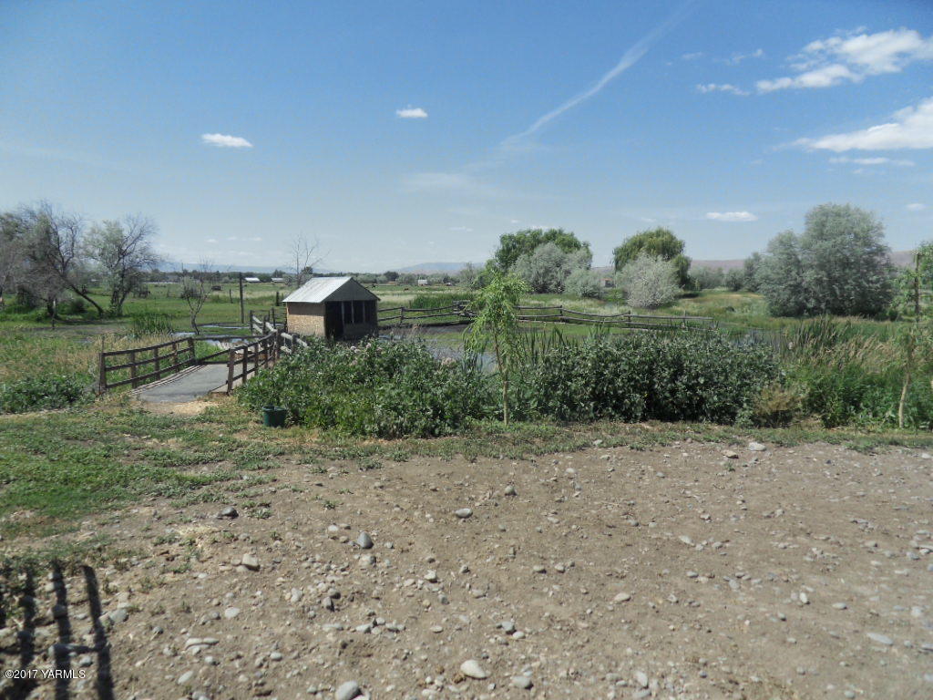 2708 Birchfield Road Yakima, WA 98901 - Photo 8 of 13 a view of a field with sitting space