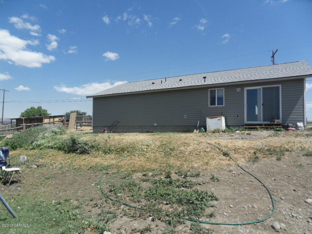 2708 Birchfield Road Yakima, WA 98901 - Photo 9 of 13 a backyard of a house with table and chairs