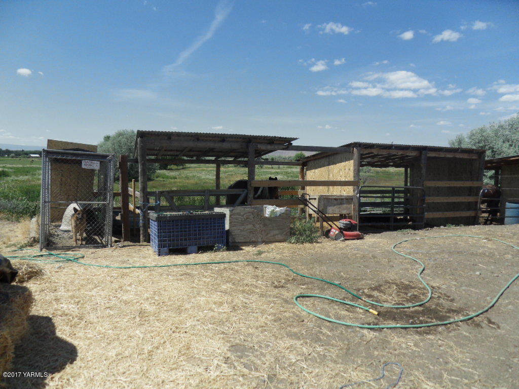 2708 Birchfield Road Yakima, WA 98901 - Photo 10 of 13 a view of a garage