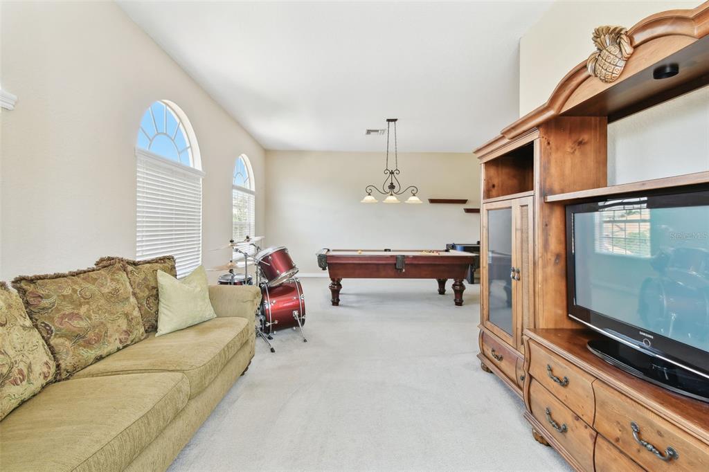 9008 Brookfield Terrace Bradenton, FL 34212 - Photo 50 of 81 a living room with furniture