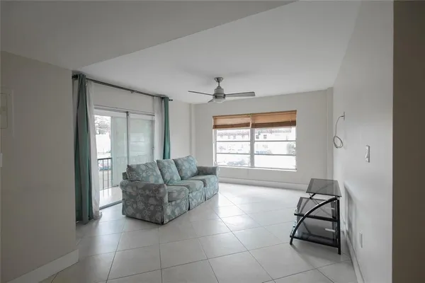 $2,100 | 4152 Inverrary Drive, Unit 202, Lauderhill, FL 33319