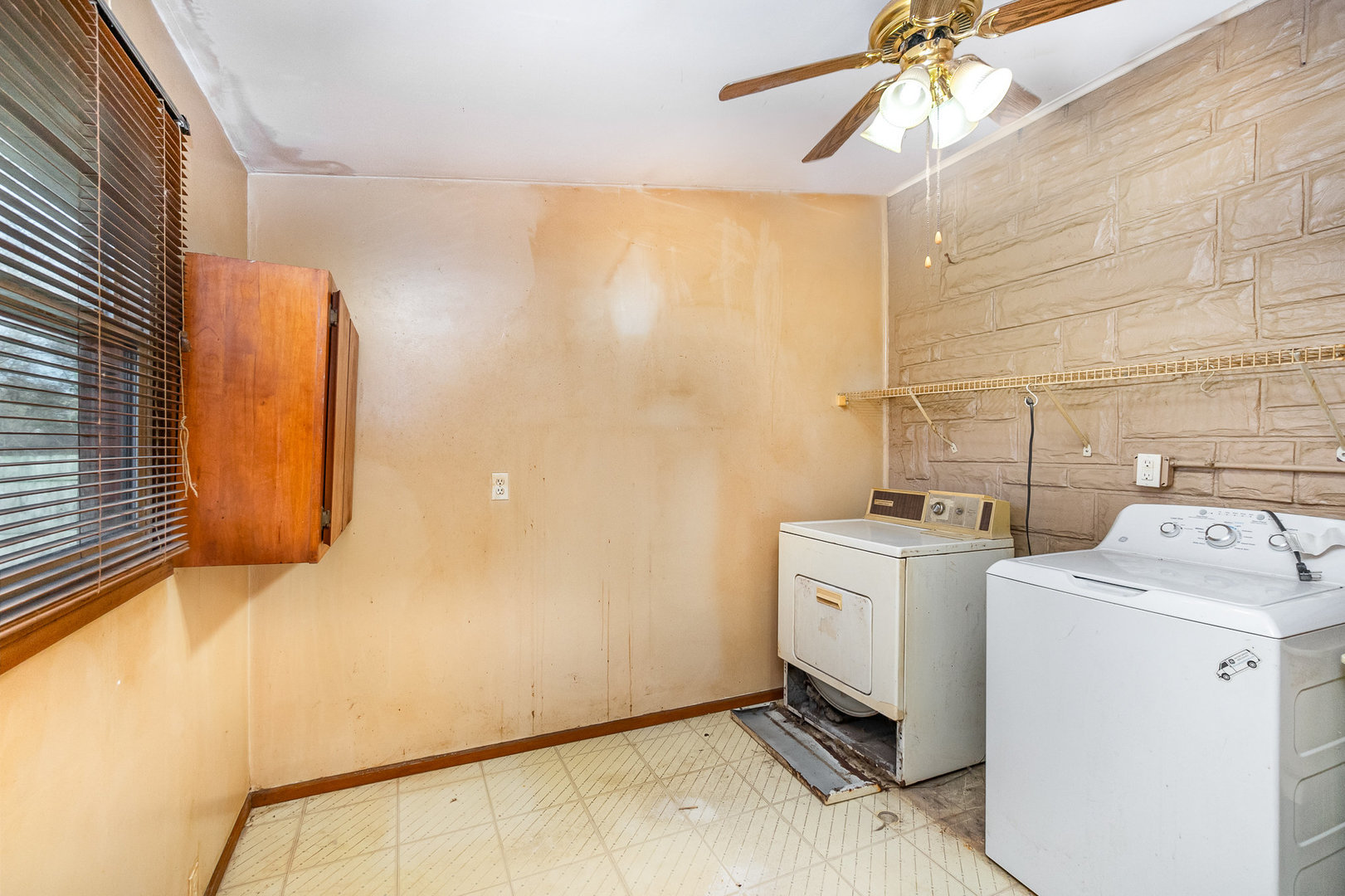 2936 Willow Road Homewood, IL 60430 - Photo 18 of 26 a utility room with dryer and washer