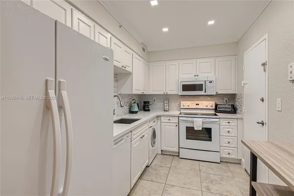 $2,700 | 2501 South Ocean Drive, Unit 316, Hollywood, FL 33019